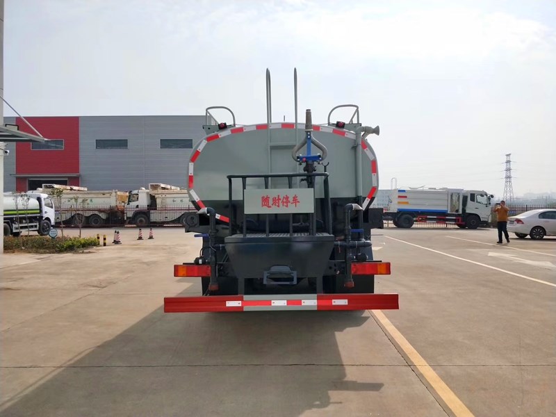 �塢�����|�L�������p��20����ˮ܇��·ϵ�y�� �ɹܵ�����λ��ͨ���y��ֱͨ���y���^�V�W����ˮ�ڣ�ǰ�_�󞢡��ȇ�����λ�Ȼ���������ƽ�_�����G����ˮ���ڣ��M�ɡ� 