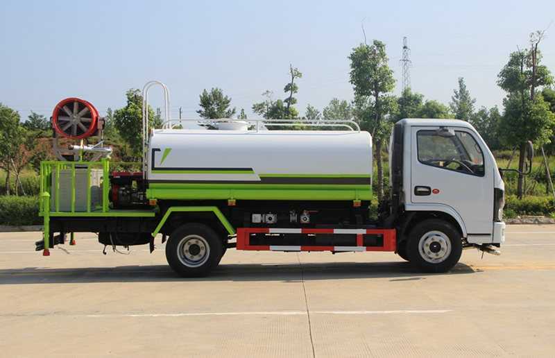 �|�LС������5����ˮ܇�����ױP���ã�  ���Ö|�LD6ϵ���¿��{�����3308mm�S�������d����ȫ��115�R�����Ͱl�әC�򳯲�130�R�����Ͱl�әC���f��P5�n׃���䣬3.5T�����7.00R16䓽z̥��ABS������늄Ӵ����п��i���b��耳ס����g��܇�����Ԅ����i������x��˲�r�ͺģ��Ƽ���ʮ�����{�˸����m��GB7258��Ҏ��  �|�LС������������ˮ܇��  ����4mm���|̼䓰����ރ������p���˸��壬���Þ�ˮ܇����ˮ�ã��܌��F���M�ó����ܣ������bǰ�_�������ȇ�����ˮ܇ƽ�_����ˮ���ڣ����{��ֱ����������С����ëë�����F��Ч���������ɸ���ˮ��������������ȼ������ӿ�����ˮ܇��ֱ����7�ף���ˮ���ȴ���20������̴���28������ˮ܇�ɼ��bǰ�_�󞢚���y�{��ҿ������ɼ��b�F�ڙC�M�l늙C�M���F���m�b����